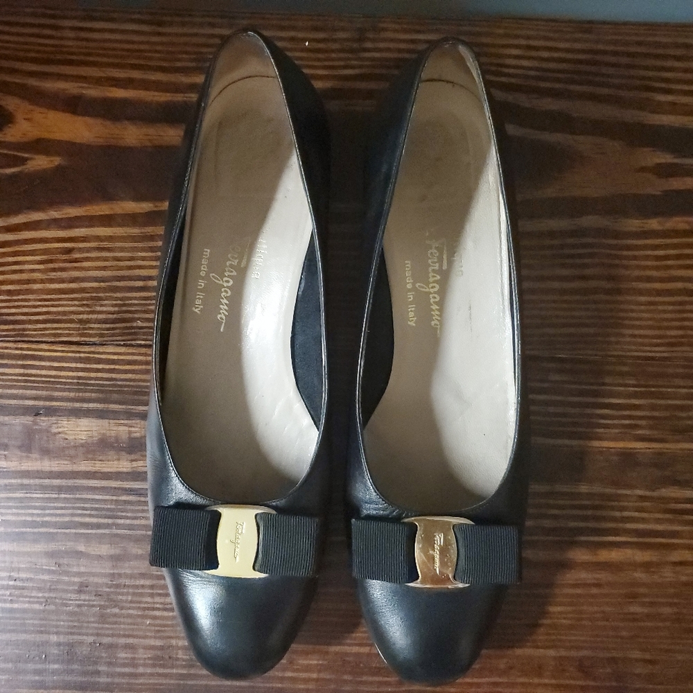 Salvatore Ferragamo Vara pumps sz 9B